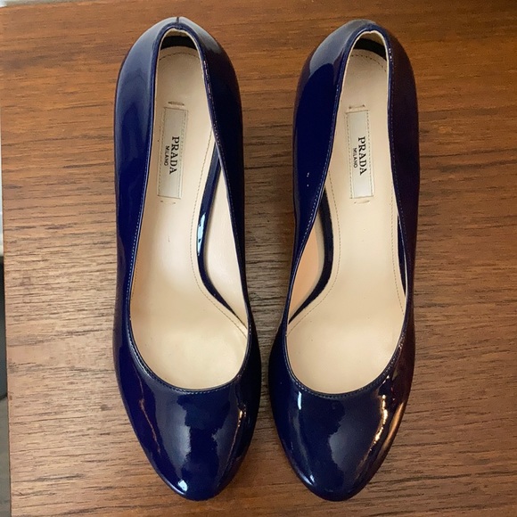 Prada 4” blue patent leather pump - Picture 2 of 6